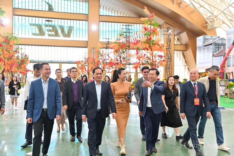 Chùm ảnh: Phó Thủ tướng Bùi Thanh Sơn kiểm tra Hội chợ Mùa Thu 2025 - 1
