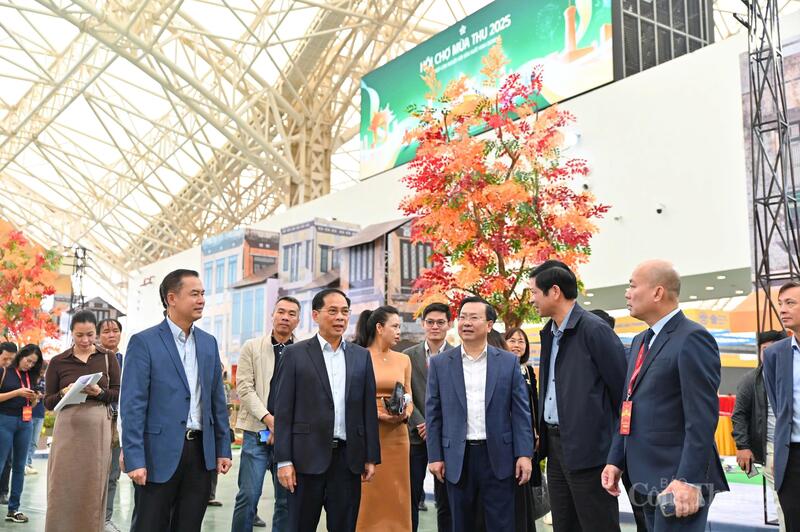 Phó Thủ tướng Chính phủ ghi nhận đánh giá cao công tác thi công, thiết kế, tổ chức và triển khai hội chợ của các bộ, ngành đơn vị liên quan.