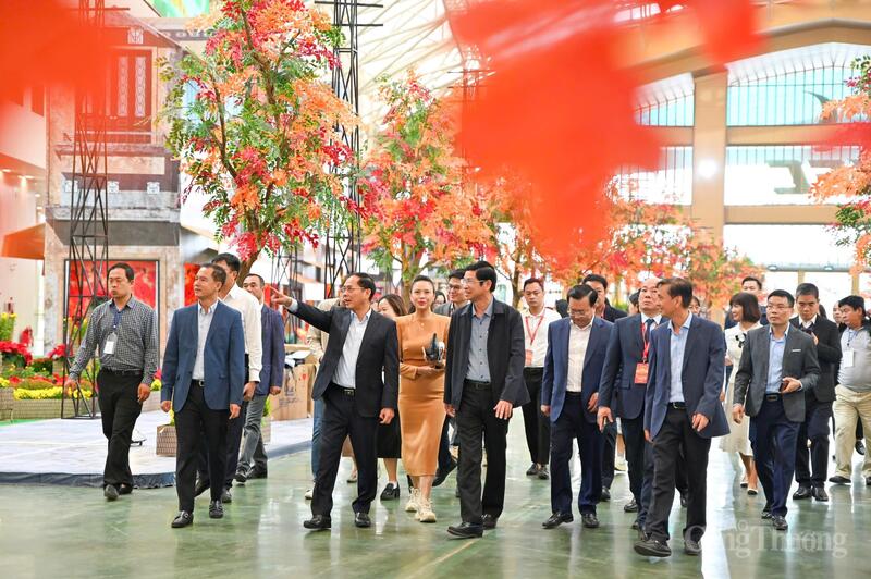 Phó Thủ tướng Chính phủ Bùi Thanh Sơn - Trưởng ban chỉ đạo Hội chợ Mùa Thu 2025 đi kiểm tra công tác tổ chức và tiến độ triển khai hội chợ.
