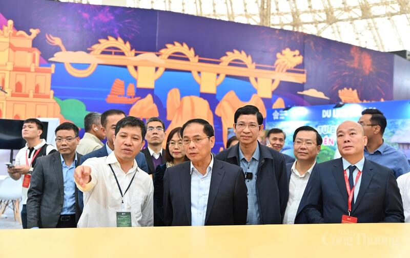 Theo ghi nhận của phóng viên Báo Công Thương, đến thời điểm sáng 24/10, các gian trưng bày về cơ bản đã hoàn thành, sẵn sàng cho Lễ khai mạc sẽ diễn ra vào tối ngày 25/10.