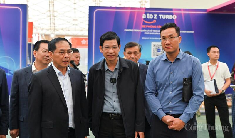 Phó Thủ tướng Chính phủ Bùi Thanh Sơn và các đại biểu kiểm tra các gian hàng về công nghiệp, công nghệ cao, cơ khí, ô tô...