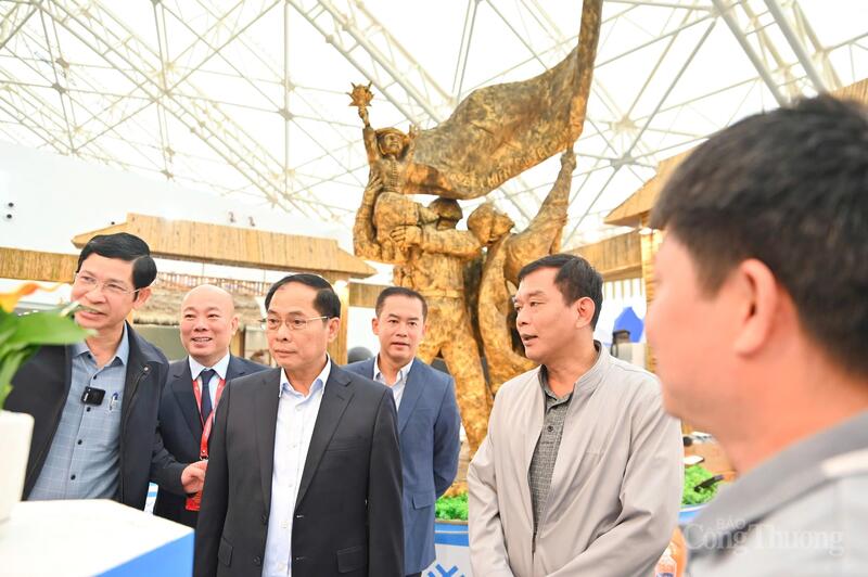 Đến thời điểm sáng 24/10, các gian trưng bày về cơ bản đã hoàn thành. Các gian trưng bày được thiết kế công phu, ấn tượng, đậm nét đặc trưng của từng địa phương.
