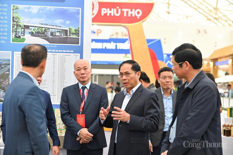 Chùm ảnh: Phó Thủ tướng Bùi Thanh Sơn kiểm tra Hội chợ Mùa Thu 2025 - 6