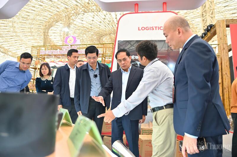 Phó Thủ tướng Chính phủ Bùi Thanh Sơn yêu cầu các đơn vị, gian hàng tập trung hoàn thiện các sản phẩm trưng bày, giới thiệu để mang đến trải nghiệm tốt nhất cho khách tham quan.