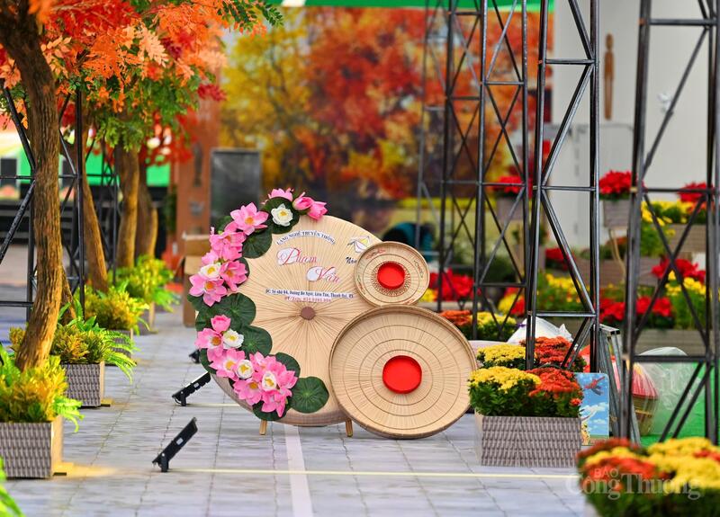 Nón quai thao, hoa sen... những biểu tượng văn hóa đặc trưng của đất nước, con người Việt Nam cũng được sắp xếp, bố trí xung quanh Con đường Mùa Thu