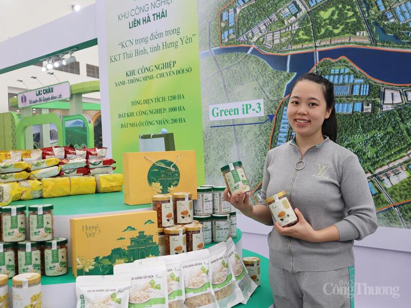 Chị Trần Lưu Hương bên gian hàng của tỉnh Hưng Yên. Ảnh: Phương Trang.