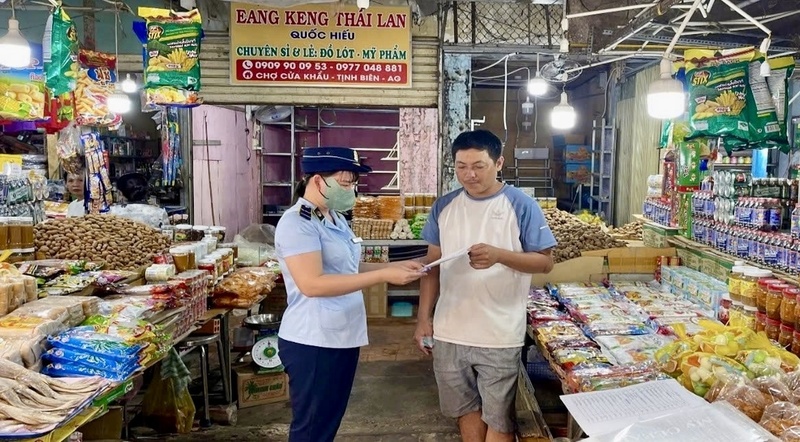 Chi cục Quản lý thị trường tỉnh An Giang tăng cường kiểm soát, đẩy mạnh công tác tuyên truyền. Ảnh: CTV