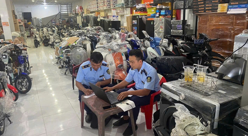 Chi cục Quản lý thị trường tỉnh Vĩnh Long triển khai đồng bộ các biện pháp nghiệp vụ, tăng cường kiểm tra tại các điểm nóng. Ảnh: CTV