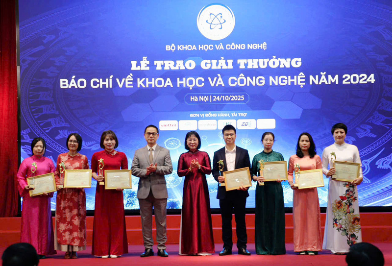Nhà báo Quỳnh Nga của Báo Công Thương (thứ 3 từ trái sang) được trao giải khuyến khích với nhóm tác phẩm: Tạo “đường băng” cho khoa học, công nghệ và đổi mới sáng tạo “cất cánh”. Ảnh: Q.N