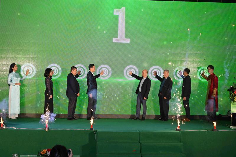 Các đại biểu nhấn nút phát động Ngày hội tri ân người tiêu dùng