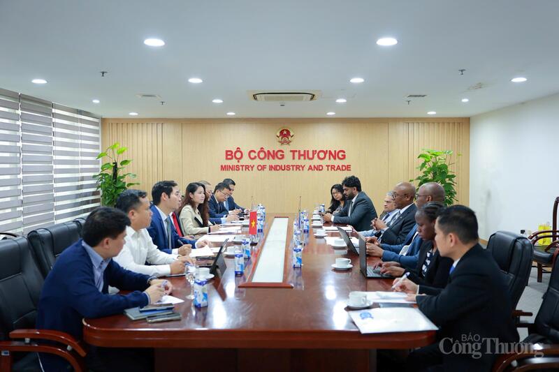 Quang cảnh buổi làm việc