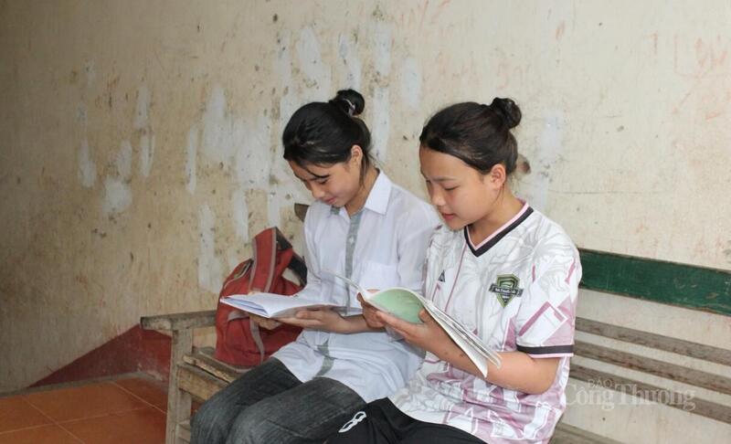 Học sinh tranh thủ đọc bài trong giờ giải lao tại Khu bán trú Trường THCS Bát Mọt (xã Bát Mọt, tỉnh Thanh Hóa).