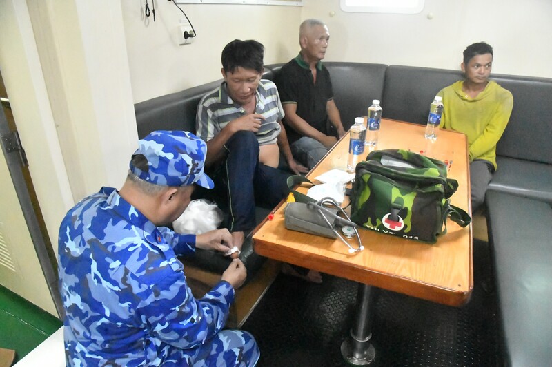 Thuyền viên tàu cá bị nạn được Quân y trên tàu 369 chăm sóc y tế.