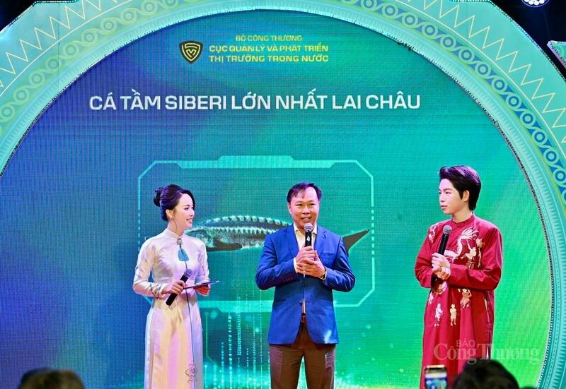 Lãnh đạo Công ty TNHH MTV Proton phấn khởi phát biểu khi trúng đấu giá cá tầm Siberi 102 triệu đồng tại Tuần lễ Nông sản Việt 2025.