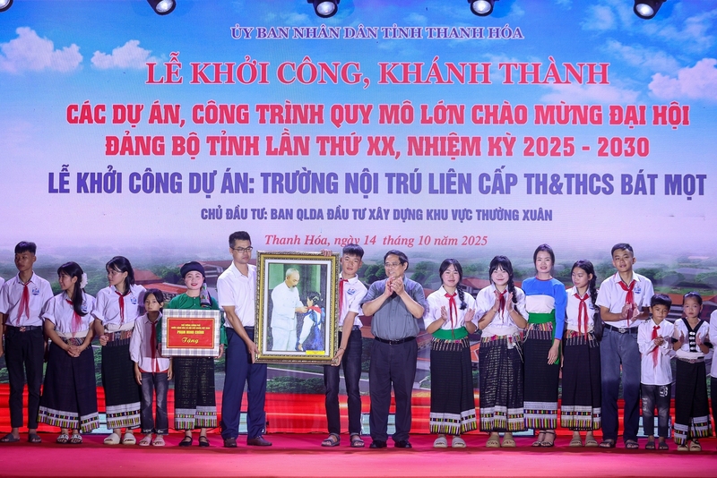 Thủ tướng Phạm Minh Chính tham gia Lễ khởi công Trường phổ thông nội trú liên cấp Tiểu học và THCS Bát Mọt. Ảnh: VGP/Nhật Bắc