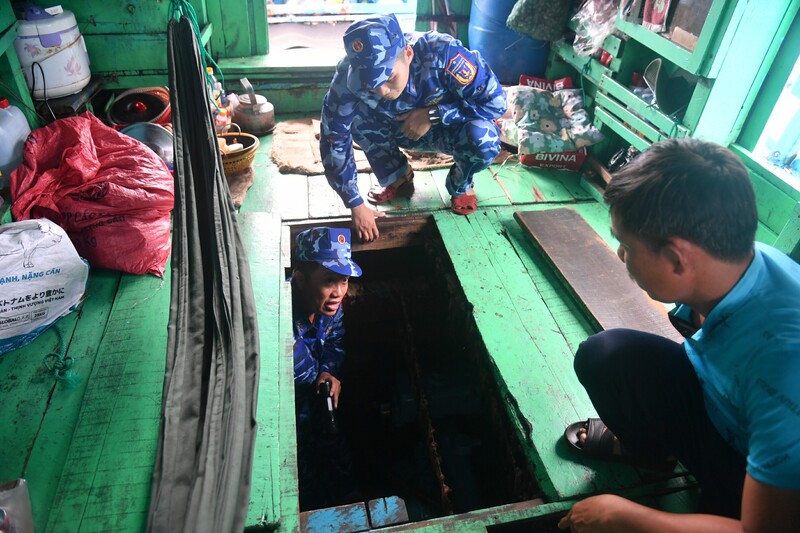 Cán bộ, chiến sỹ tàu 369 khắc phục hỏng hóc trên tàu cá PY 91243TS.