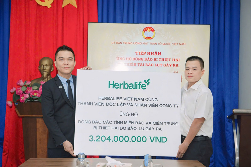 Đại diện Herbalife Việt Nam ông Nguyễn Thành Đạt - Giám đốc Truyền thông trao tiếp nhận ủng hộ cho ông Nguyễn Hải Nam