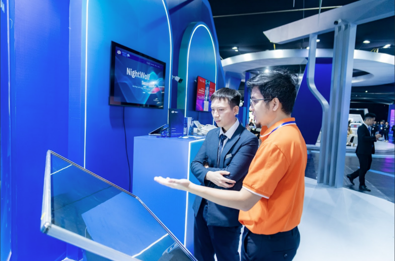 Khách trải nghiệm công nghệ của FPT tại Triển lãm trong khuôn khổ Lễ mở ký Công ước Hà Nội.
