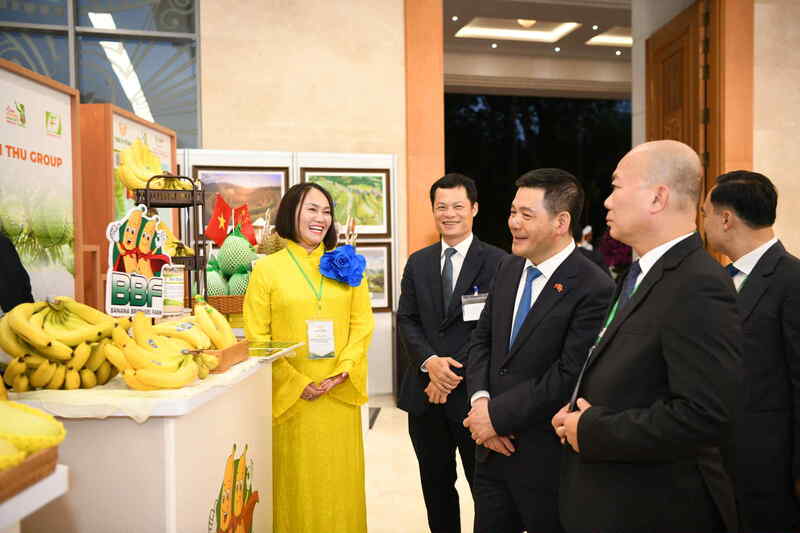 Bộ trưởng Nguyễn Hồng Diên tham quan gian hàng của Công ty Cổ phần Banana Brothers Farm tháng 10/2024 tại Khu triển lãm sản phẩm nông nghiệp đặc sắc của Việt Nam xuất khẩu sang Trung Quốc. Ảnh: SCT