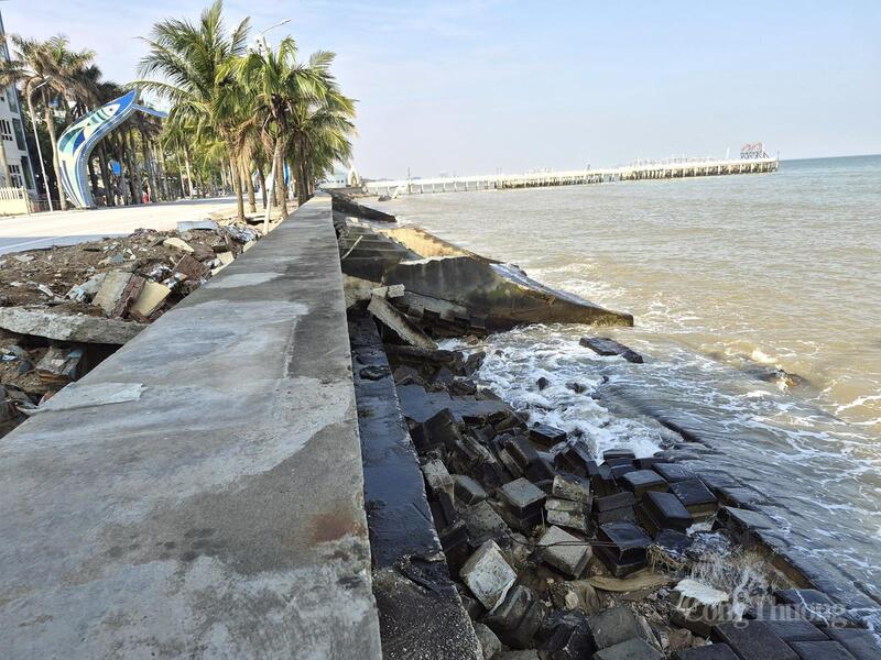 Dọc tuyến bờ kè đã bị thiệt hại dài gần 2 km bị, các đoạn bờ kè bị sóng đánh vỡ vụn, bê tông gãy nát, cây cối bật gốc, tạo nên khung cảnh hoang tàn chưa từng thấy