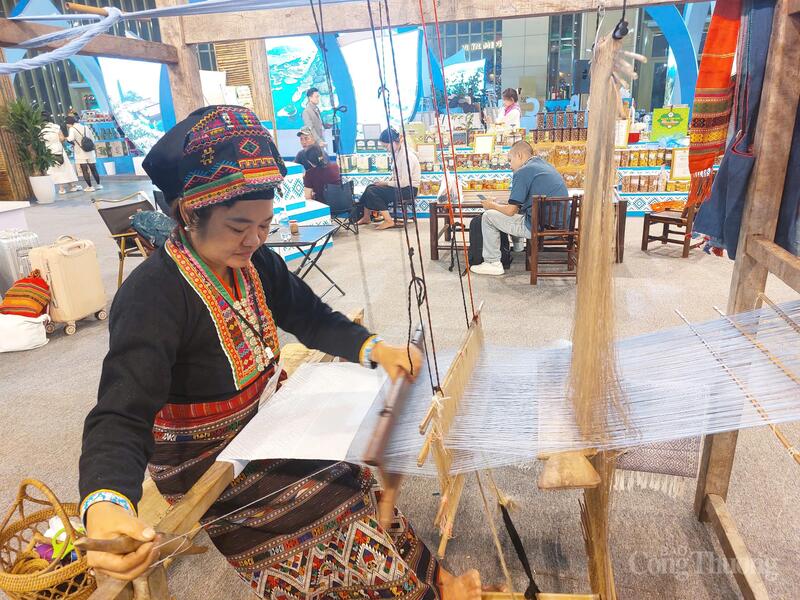 Bà Lò Thị Vân - Chủ nhiệm Hợp tác xã Dệt thổ cẩm Pa Thơm (tỉnh Điện Biên). Ảnh: Phương Lan.