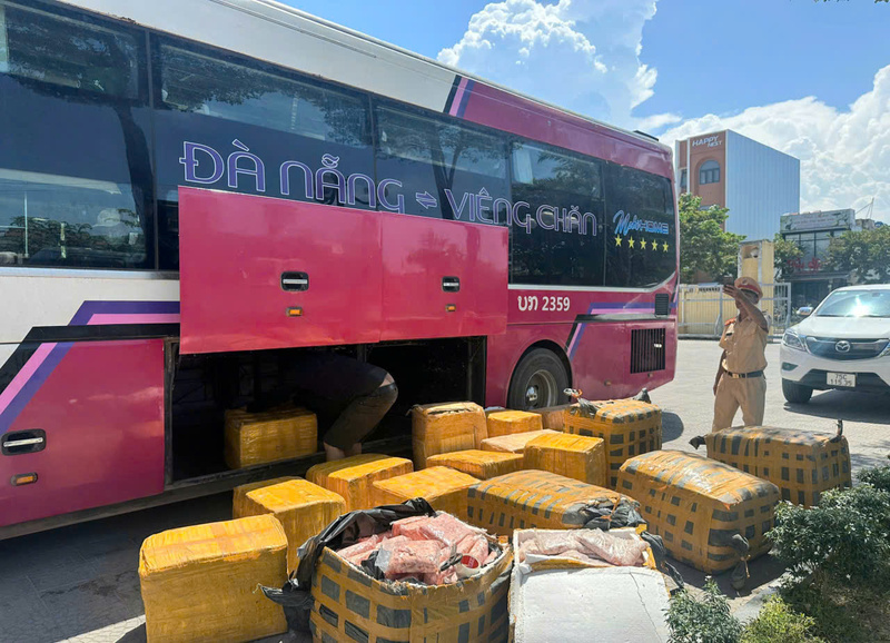 Cảnh sát giao thông thành phố Huế kịp thời bắt giữ hơn 1 tấn thịt, nội tạng động vận không rõ nguồn gốc xuất xứ trên đường vận chuyển đi tiêu thụ. Ảnh: Nguyễn Tuấn