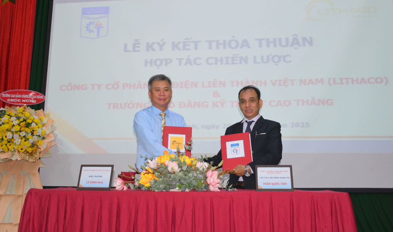 TS. Lê Đình Kha - Hiệu trưởng Trường Cao đẳng Kỹ thuật Cao Thắng và ông Trần Quốc Tâm - Chủ tịch HĐQT Lithaco ký kết hợp tác chiến lược. Ảnh: Minh Khuê.