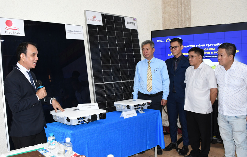 Ông Trần Quốc Tâm - Chủ tịch HĐQT Lithaco giới thiệu giải pháp pin lưu trữ năng lượng (BESS) cho hộ gia đình và doanh nghiệp với lãnh đạo nhà trương và đại biệu tại sự kiện. Ảnh: Minh Khuê.