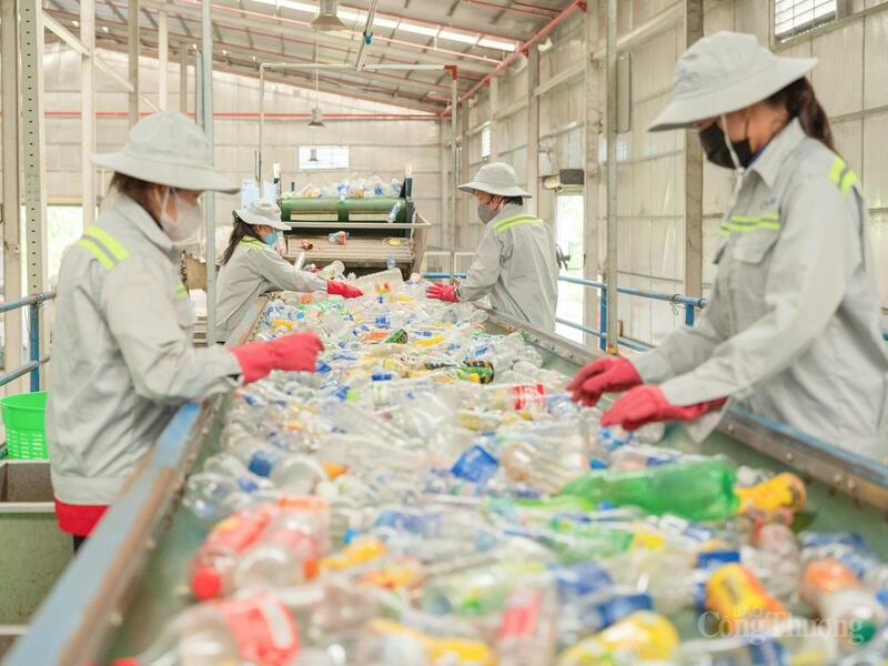 Dây chuyền tái chế nhựa tại Công ty CP Nhựa tái chế Duy Tân.