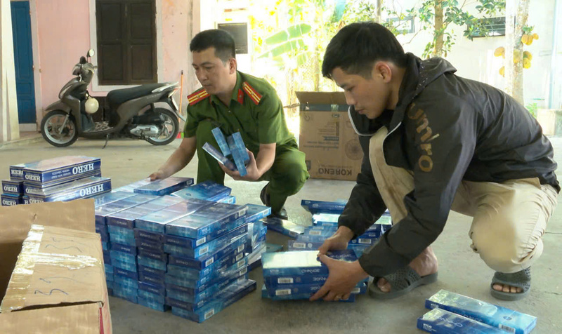 Hàng ngàn bao thuốc lá nhập lậu bị cơ quan chức năng thành phố Huế thu giữ và đã khởi tố vụ án. Ảnh: Nguyễn Tuấn