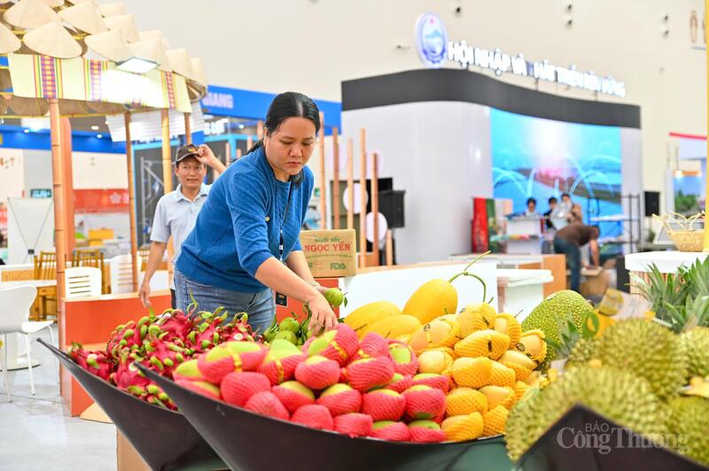 Nhiều sản vật vùng miền hội tụ, sẵn sàng chào đón người dân, du khách. Ảnh: Nam Nguyễn.
