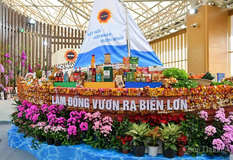 Gian hàng tỉnh Lâm Đồng thiết kết ấn tượng. Ảnh: Nam Nguyễn.