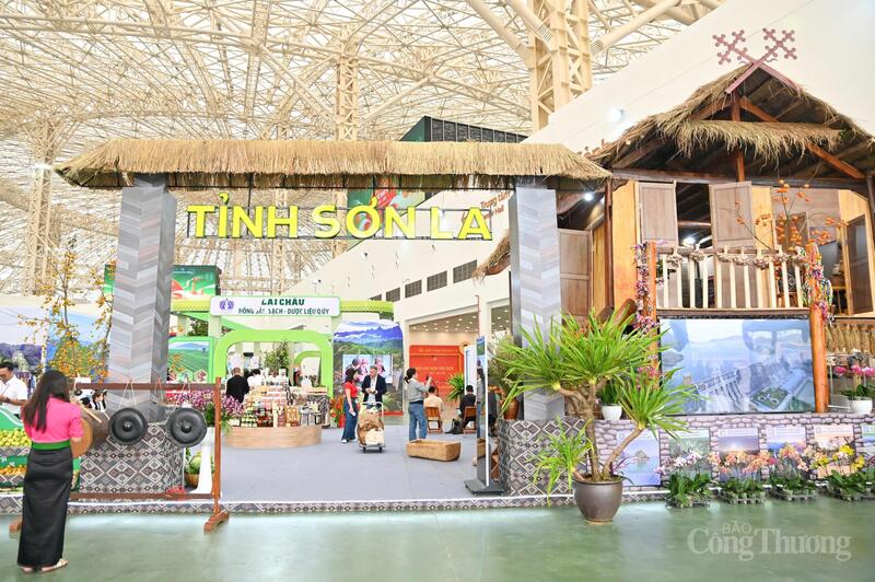 Gian hàng tỉnh Sơn La mang dấu ấn địa phương đậm nét. Ảnh: Nam Nguyễn.