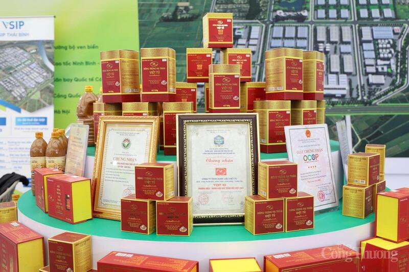 Sự chỉn chu trong trưng bày và giới thiệu sản phẩm là nỗ lực của tỉnh Hưng Yên trong quảng bá thương hiệu OCOP vươn xa ra thị trường cả nước. Ảnh: Phương Trang.