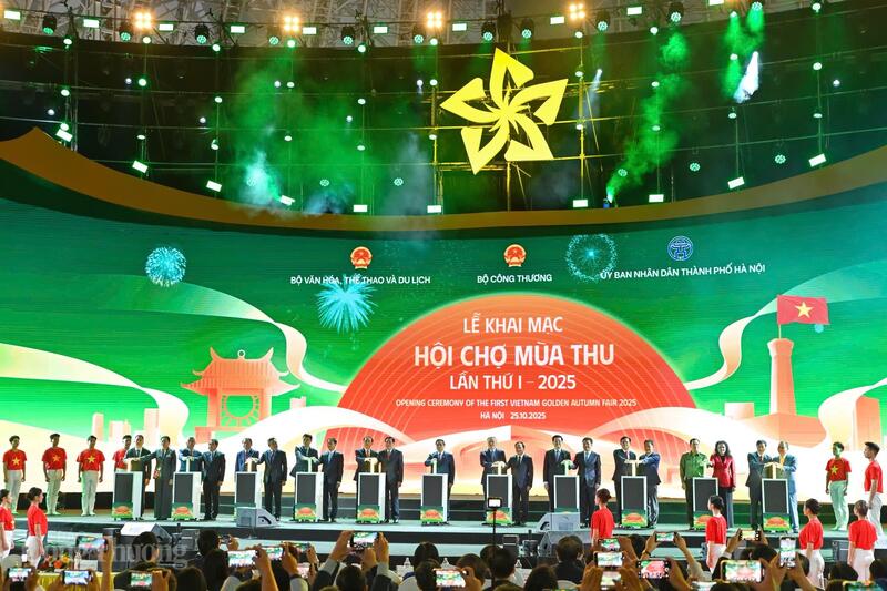 Các đại biểu thực hiện nghi thức khai mạc Hội chợ Mùa Thu lần thứ nhất - năm 2025.