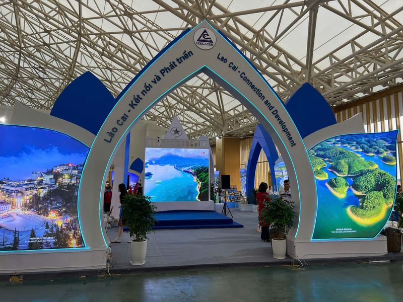 Gian hàng trưng bày của tỉnh Lào Cai tại Hội chợ Mùa Thu lần thứ nhất - năm 2025 được thiết kế bắt mắt và có dấu ấn riêng. Ảnh: Thanh Thảo.