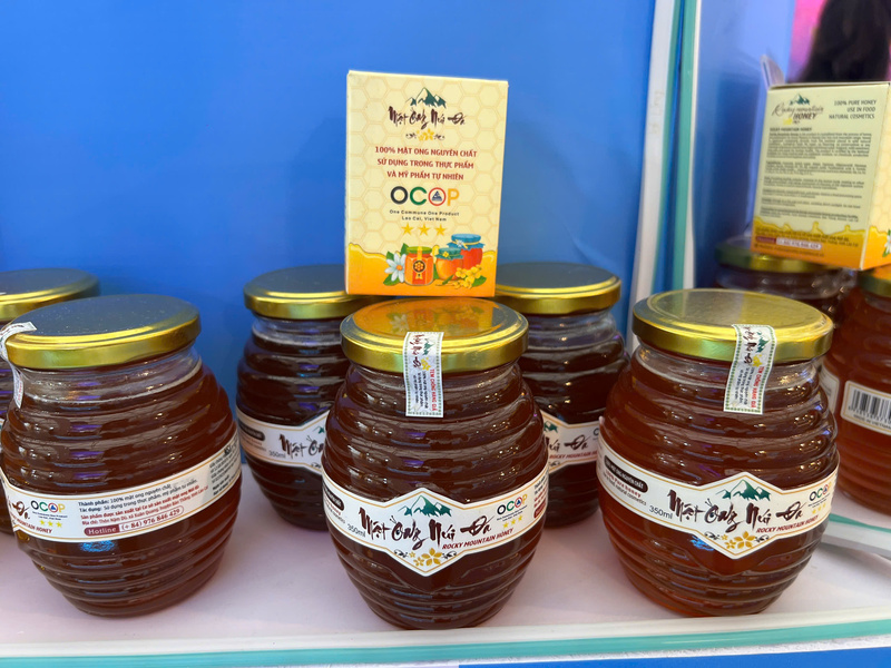 Mật ong nguyên chất đạt chứng nhận OCOP của tỉnh Lào Cai cũng có mặt tại hội chợ. Ảnh: Thanh Thảo.