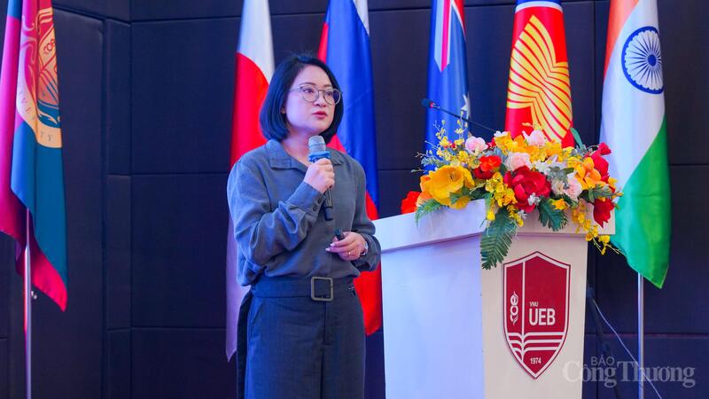 Bà Lê Thị Hà chia sẻ tại sự kiện của Trường Đại học Kinh tế - Đại học Quốc gia Hà Nội. Ảnh: NH