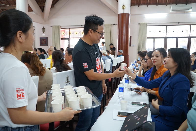 Công ty TNHH Thương mại dịch vụ nông trại EDE phục vụ sô cô la miễn phí tại một sự kiện ở phường Buôn Ma Thuột. Ảnh: Vũ Long