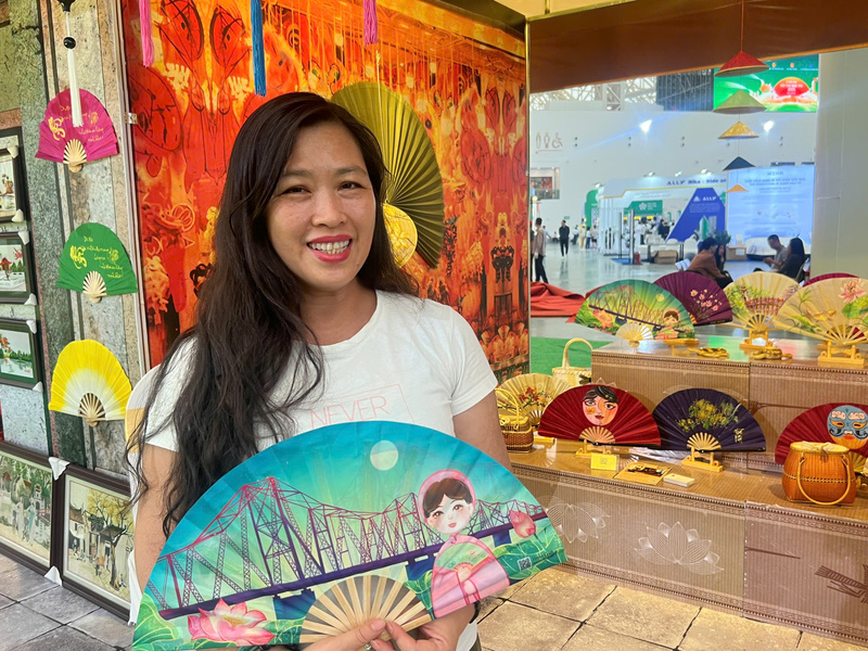 Nghệ nhân quạt Lê Thị Lan Hương. Ảnh: Thanh Thảo.