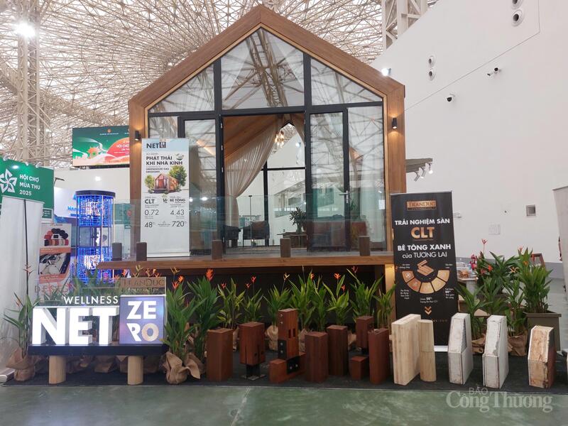 Một ngôi nhà được xây dựng bằng bê tông xanh được trưng bày tại Hội chợ Mùa Thu lần thứ nhất - năm 2025.