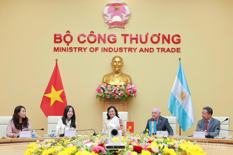 Thứ trưởng Phan Thị Thắng và Quốc vụ khanh Fernando Brun đã cùng nhau ký Biên bản Kỳ họp lần VIII Ủy ban liên Chính phủ về hợp tác kinh tế, thương mại và khoa học, công nghệ giữa Việt Nam và Argentina. Ảnh: Quỳnh Trang