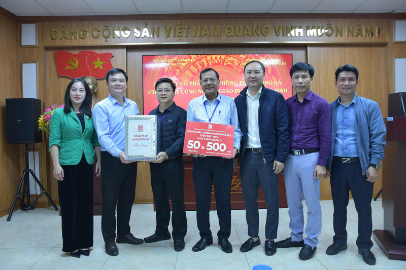 Đoàn công tác trao 50 triệu đồng cùng 500 triệu giá trị vở và đồ dùng học tập cho đại diện Sở Giáo dục và Đào tạo tỉnh Bắc Ninh. Ảnh: T.H