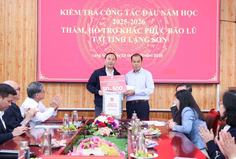 Đoàn công tác trao 50 triệu đồng cùng 500 triệu giá trị vở và đồ dùng học tập cho ông Hoàng Quốc Tuấn - Giám đốc Sở Giáo dục và Đào tạo tỉnh Lạng Sơn. Ảnh: T.H