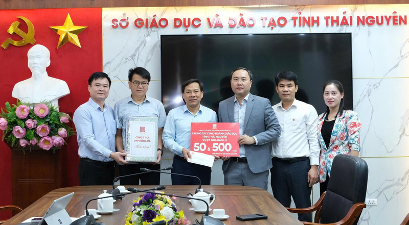 Đoàn công tác trao 50 triệu đồng cùng 500 triệu giá trị vở và đồ dùng học tập cho ông Nguyễn Đức Thịnh - Phó Giám đốc Sở Giáo dục và Đào tạo tỉnh Thái Nguyên. Ảnh: T.H