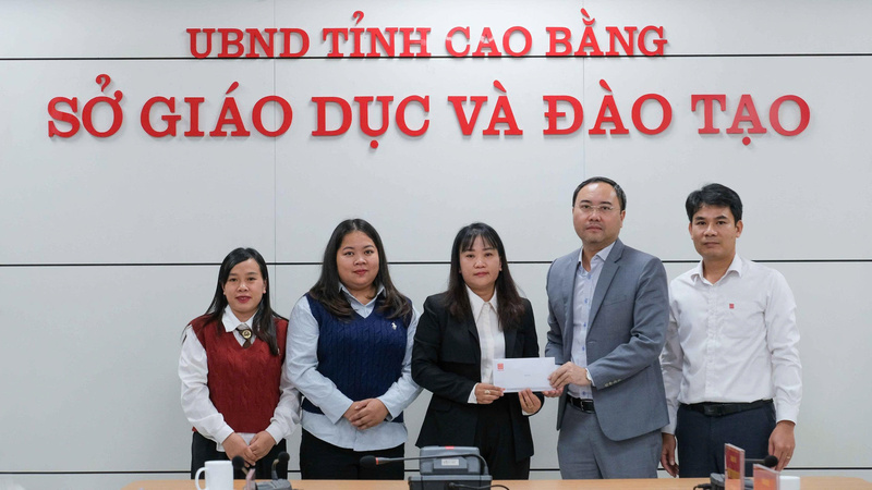 Lãnh đạo Công ty Cổ phần Văn phòng phẩm Hồng Hà hỗ trợ 50 triệu đồng tiền mặt giúp Trường Mầm non 1-6, phường Thục Phán, tỉnh Cao Bằng khắc phục hậu quả bão lũ.