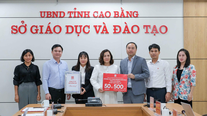 Công ty Cổ phần Văn phòng phẩm Hồng Hà trao tặng 50 triệu đồng tiền mặt và 500 triệu đồ dùng học tập cho Sở Giáo dục và Đào tạo tỉnh Cao Bằng. Ảnh: T.H