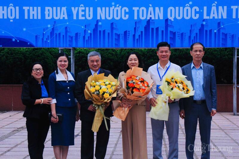 Lãnh đạo Công đoàn Công Thương Việt Nam trao hoa cho tập thể, cá nhân tiêu biểu có thành tích xuất sắc trong phong trào thi đua yêu nước công nhân, viên chức, lao động lần thứ XI.