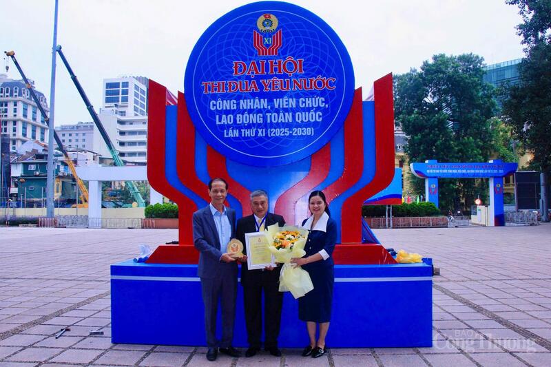 Kỹ sư Nguyễn Hoàng Hưng nhận hoa và quà kỉ niệm từ hai Phó Chủ tịch Công đoàn Công Thương Việt Nam.