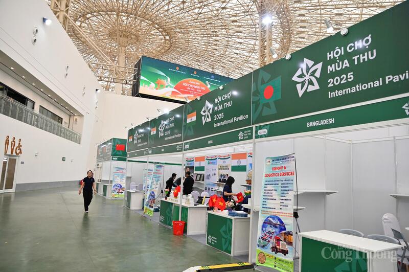 Nhiều sản phẩm đặc trưng của các nước Ấn Độ, Campuchia, New Zealand, Trung Quốc, Nhật Bản, Australia, Bỉ, Singapore, Lào... được trưng bày, quảng bá tại Hội chợ Mùa Thu lần thứ nhất - năm 2025.